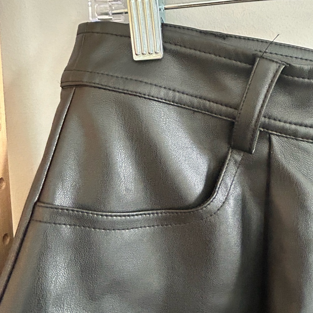 WE WORE WHAT Women's Black Faux Leather Cuffed Shorts Size 28 NWT - Picture 4 of 9